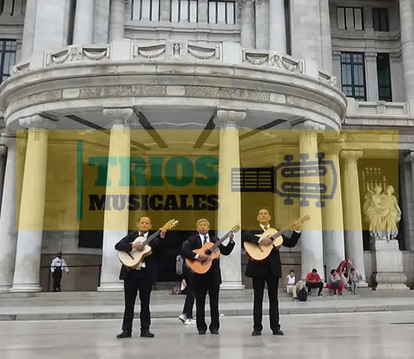 trio romántico en Coyoacán 